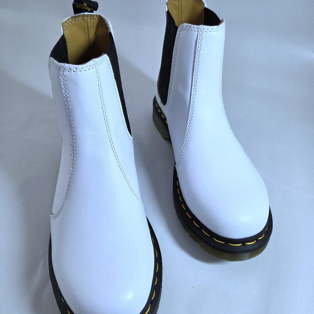 NWOT Dr. Martens 2976 Docs AirWair White Leather Chelsea Ankle Boots Size 9